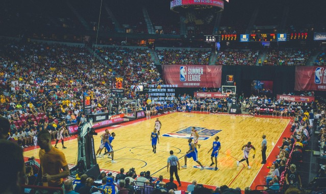 打疯了！休斯顿青年军上演惊天逆转 落后13分掀翻强敌 杜兰特仅10分 探花秀狂轰20分引领风暴