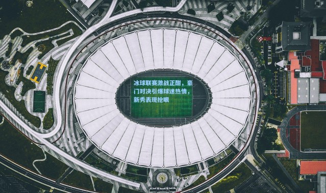 冰球联赛激战正酣，豪门对决引爆球迷热情，新秀表现抢眼